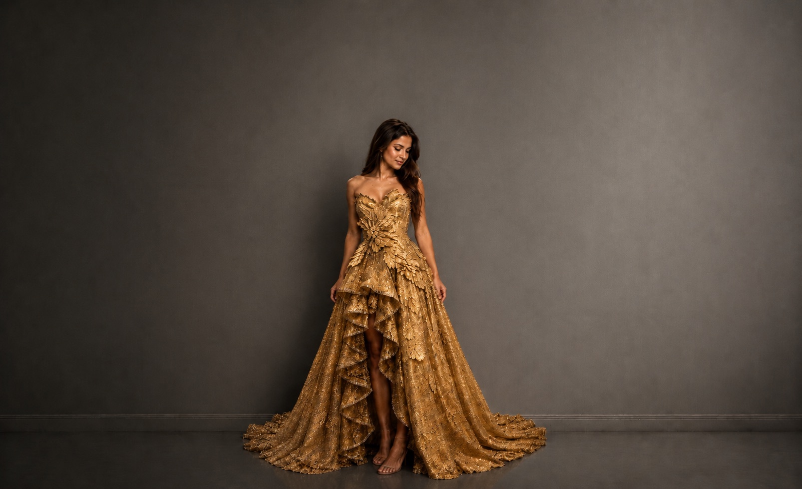 Vestido de festa dourado criado no Fabiana Baú Atelier