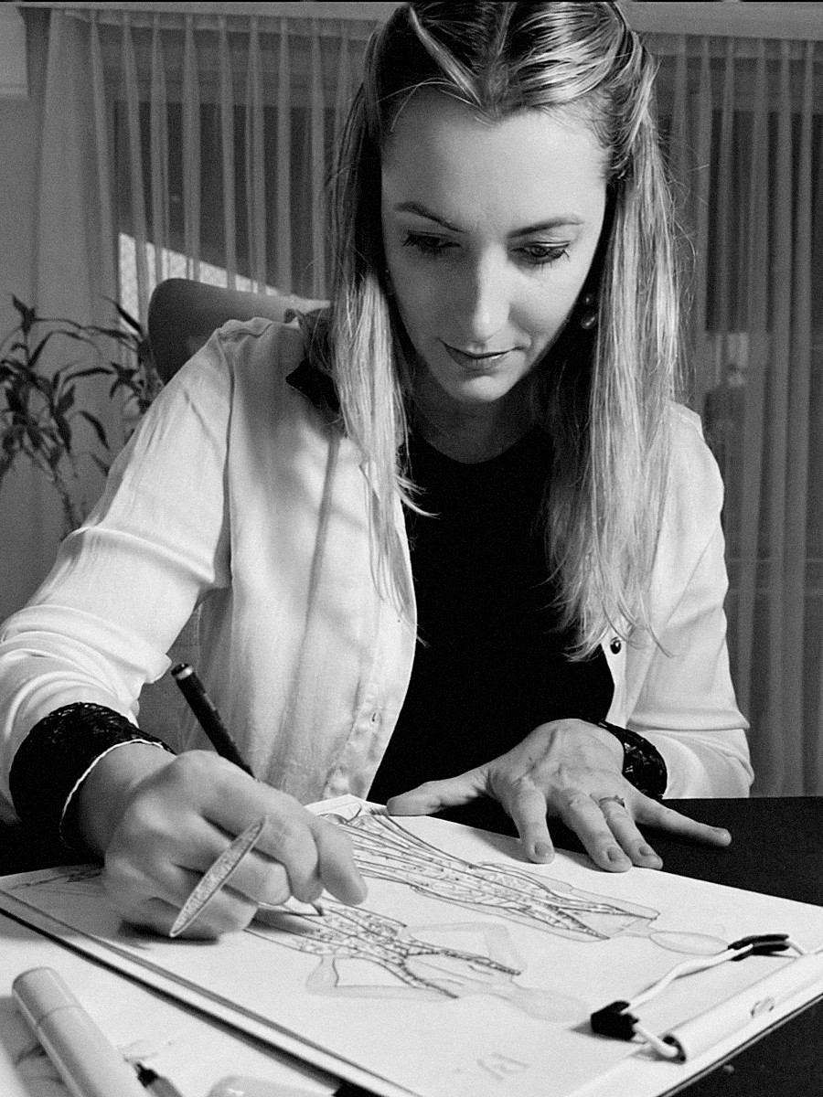 Fabiana Baú Alvarez desenhando o croqui no ateliê