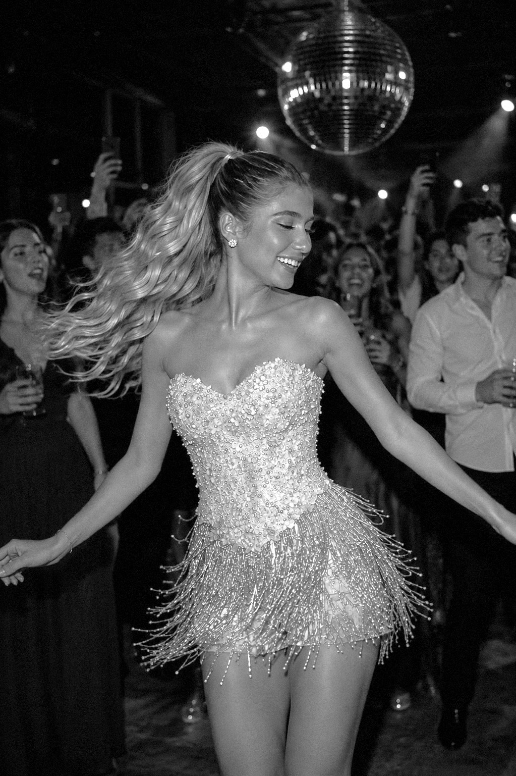 Debutante do Fabiana Baú Atelier na festa, entre os convidados